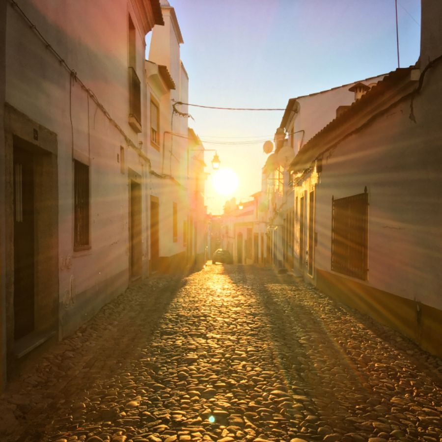 La ruelle pavée au couchant