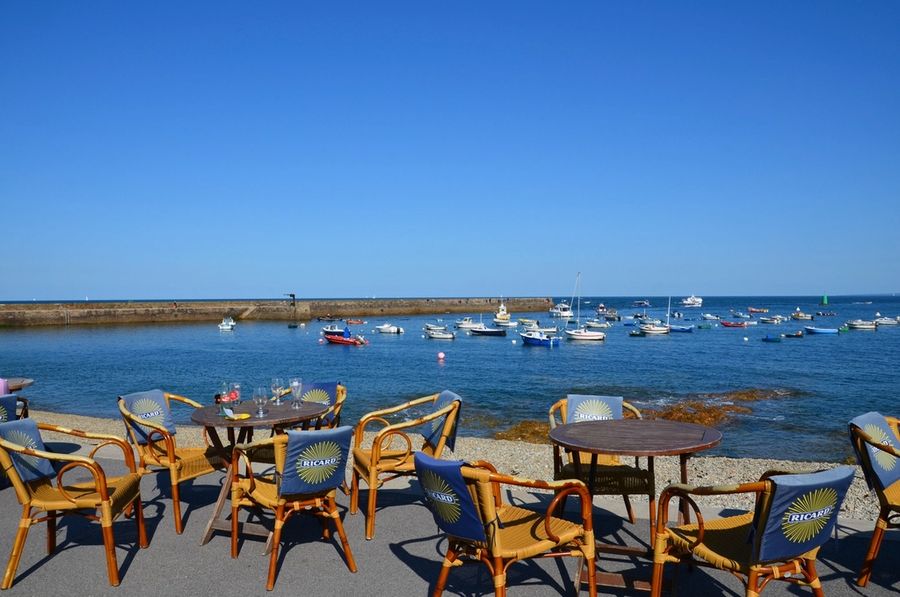 Les chaises bistrot face au petit port