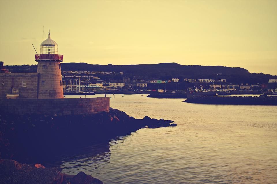 Le phare du port au coucher du soleil